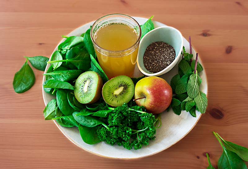 gruener-smoothie-mit-spinat-und-fruechten