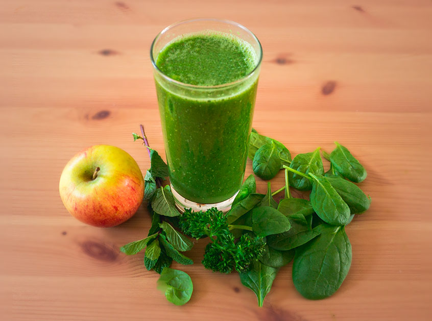 gruener-smoothie-mit-spinat-und-fruechten-zubereitet_2