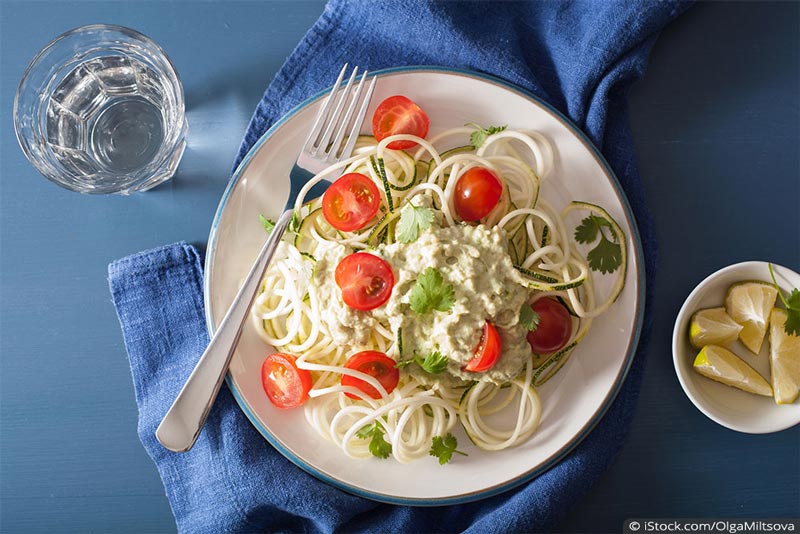 zucchini-nudeln mit avocado-pesto und tomaten