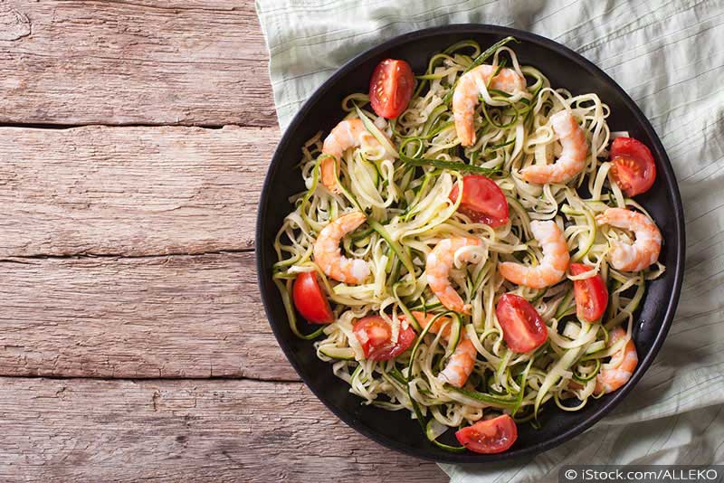 Zucchini Nudeln mit Garnelen und Tomaten