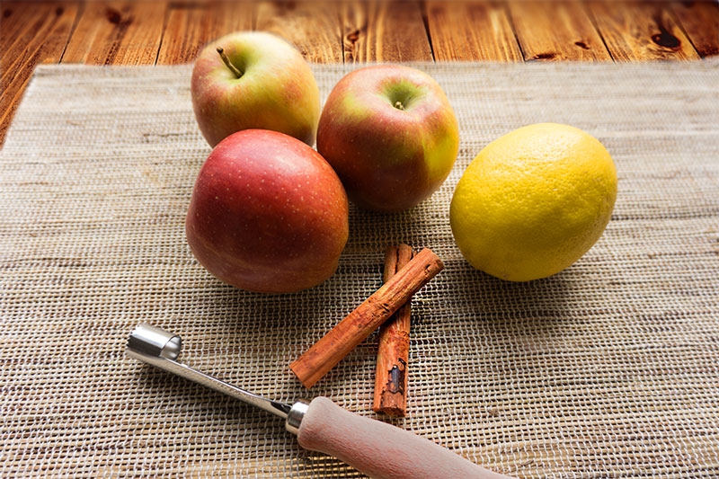 aepfel mit zitrone, zimt und apfelentkerner