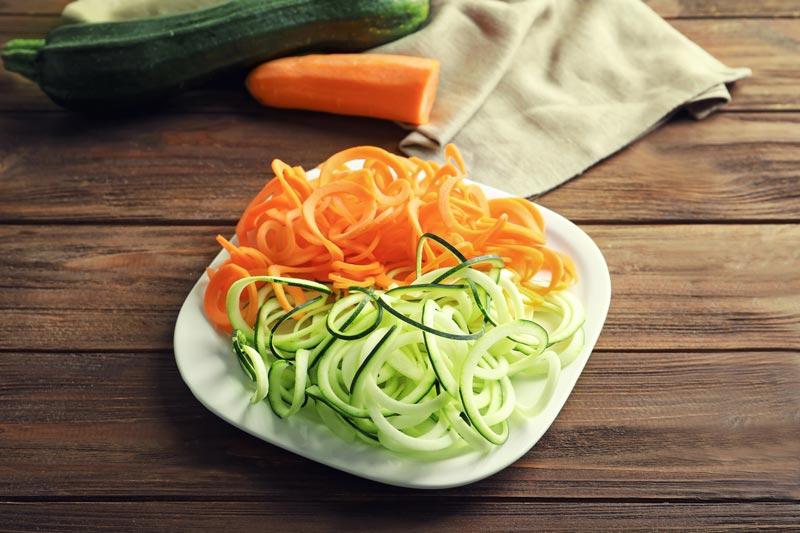 zucchini nudeln und karotten nudeln