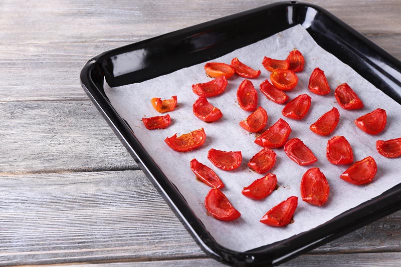 Tomatenscheiben auf einem Backblech