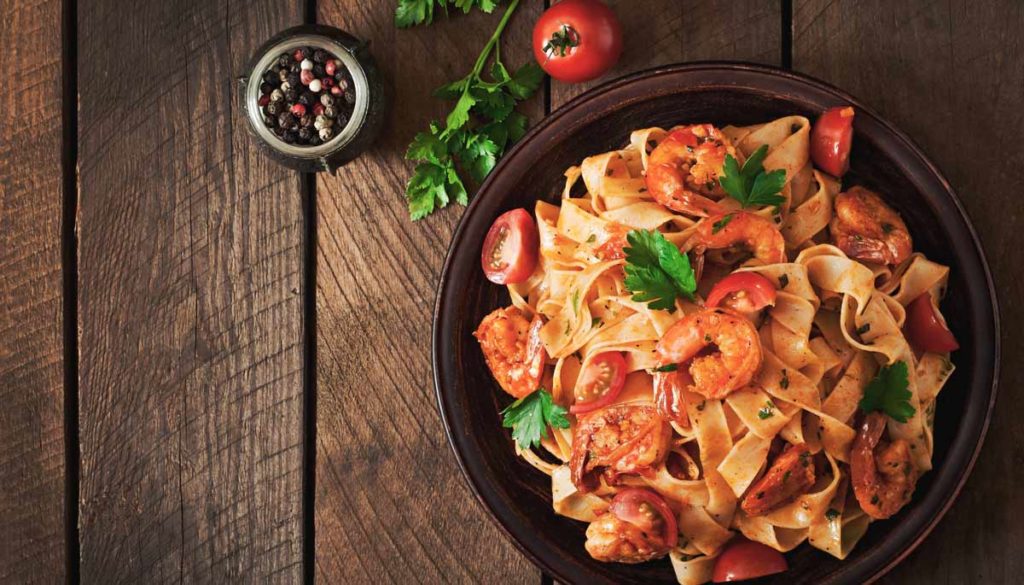 Sojanudeln mit Garnelen und Tomaten