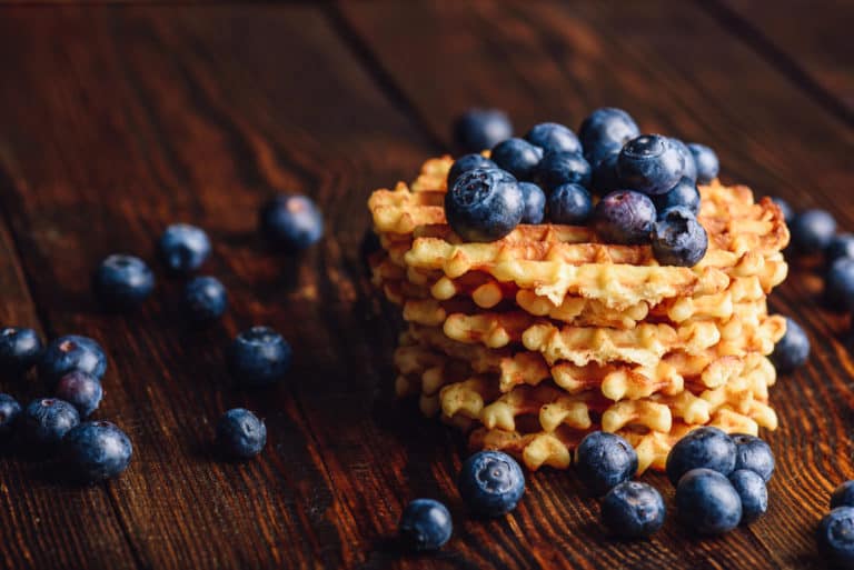 Low Carb Waffeln mit Kokosmehl und Heidelbeeren