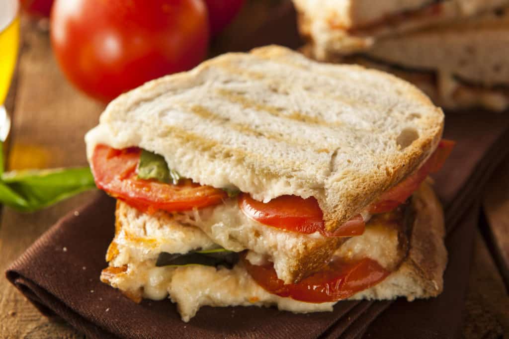 Hausgemachte Panini mit Tomate und Mozzarella