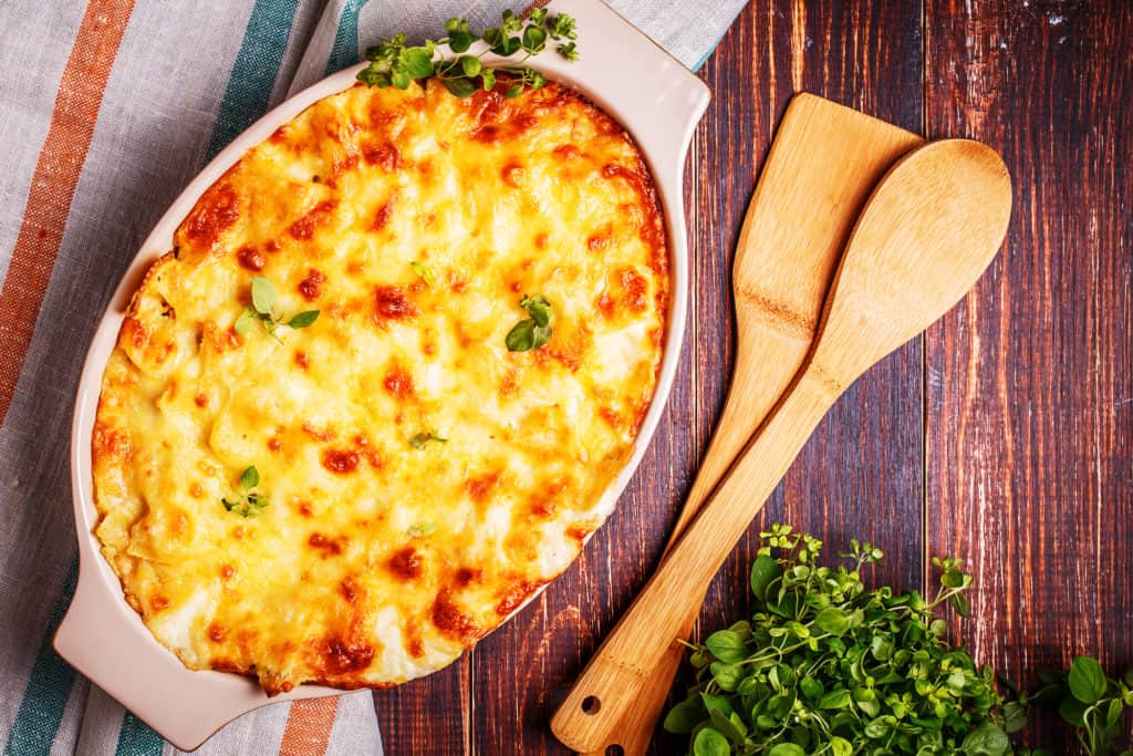 Makkaroni mit Mozzarella auf rustikale Art.