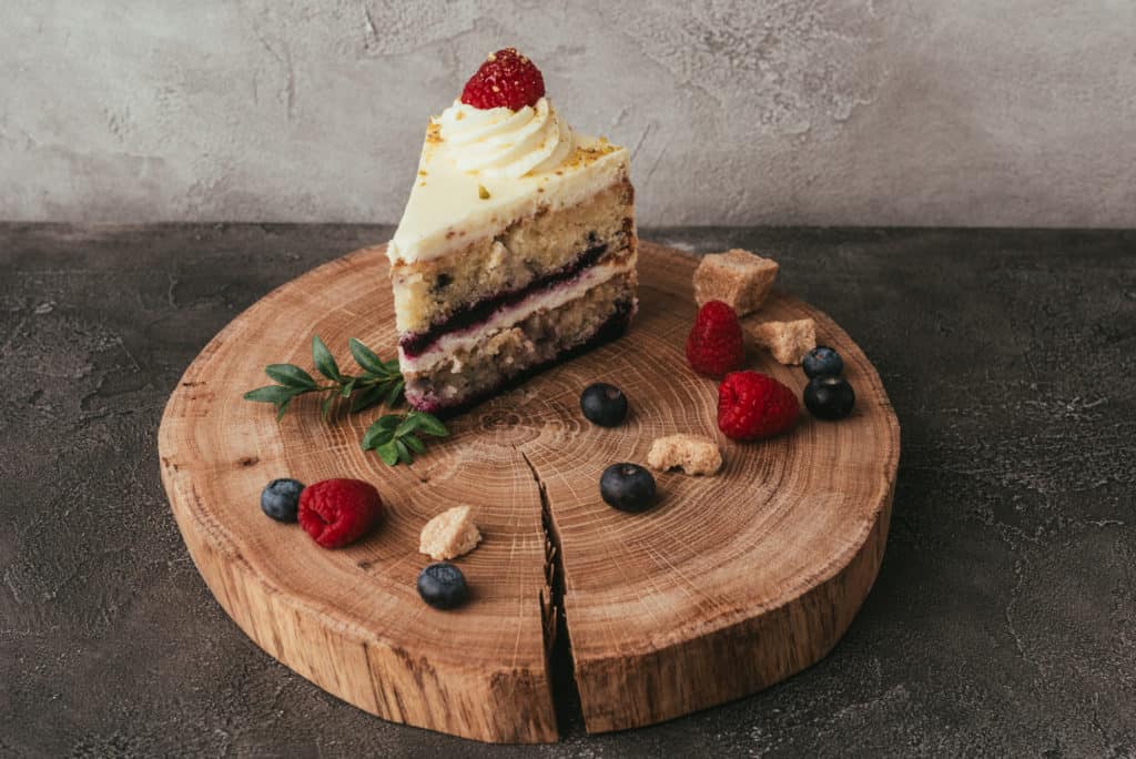 Kuchen mit einem Klecks Schlagsahne.